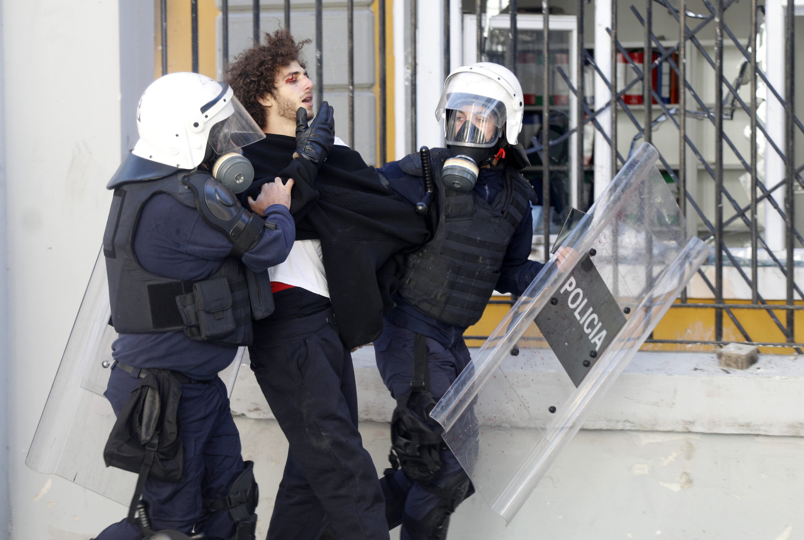 Συγκρούσεις αστυνομικών με διαδηλωτές στη διάρκεια της νύχτας στα Τίρανα
