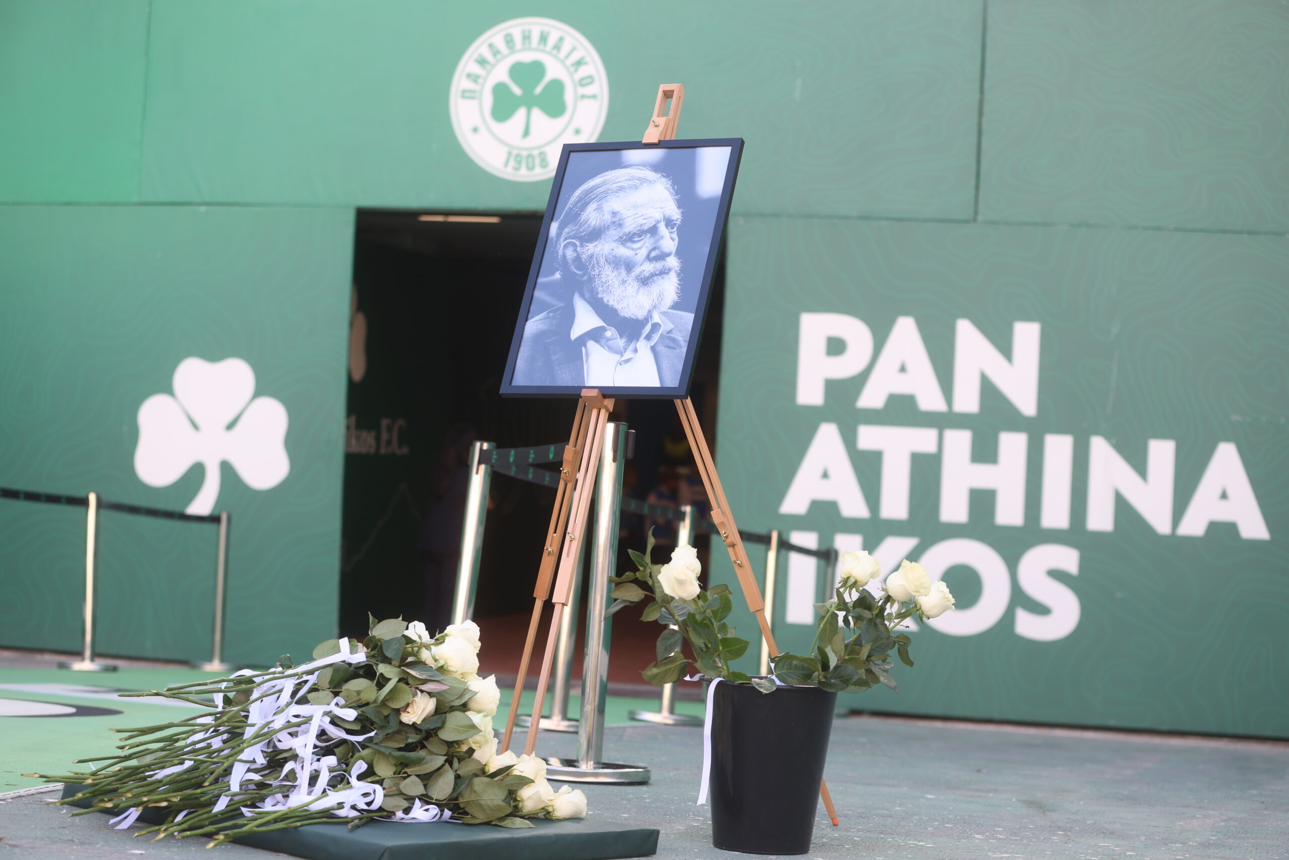 Παναθηναϊκός: Συγκίνηση στο ΟΑΚΑ για τον «Καπετάνιο» Γιώργο Βαρδινογιάννη – Άφησαν λουλούδια οι παίκτες