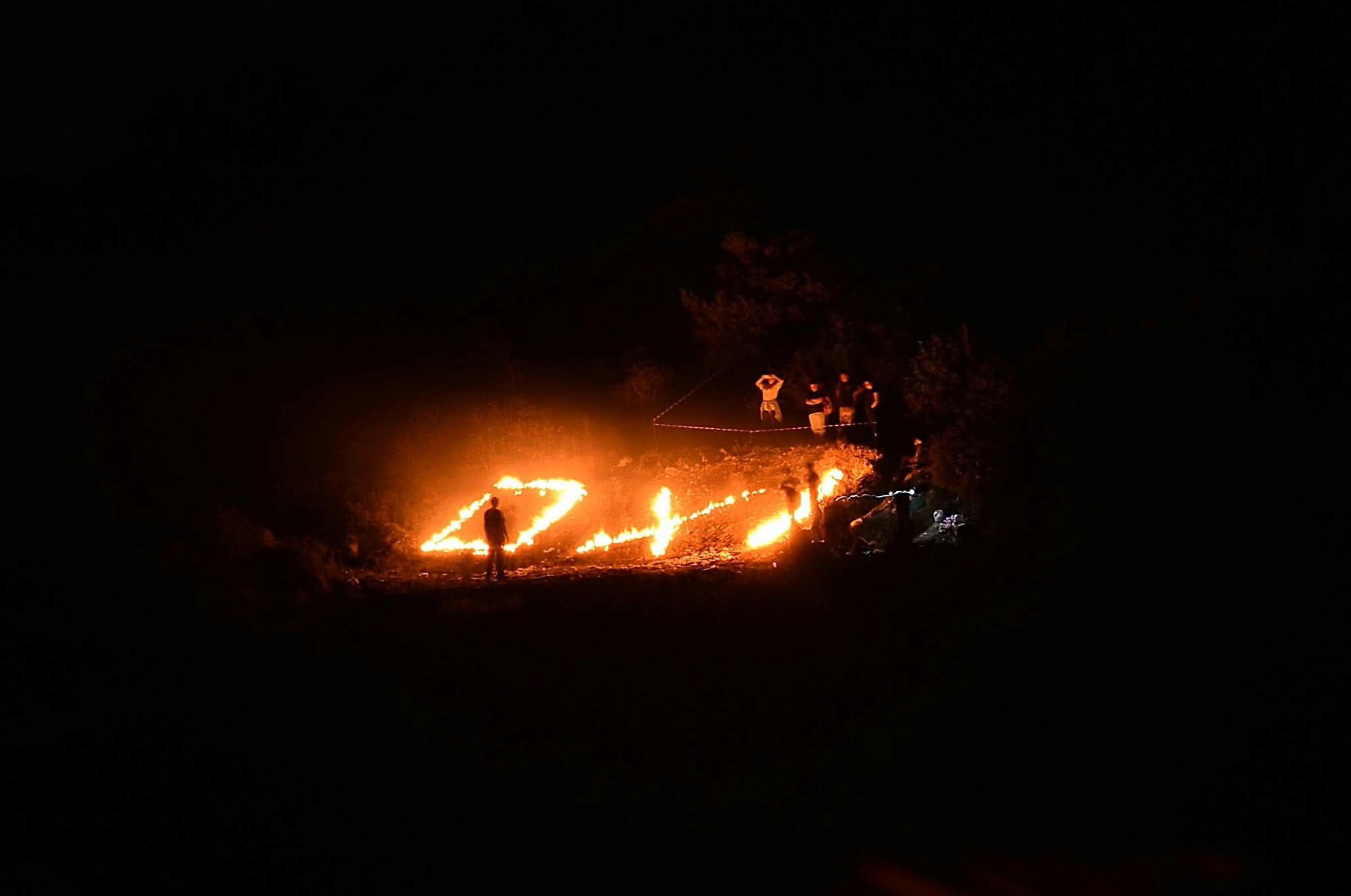 ΦΩΤΟ: Μαθητές στην Τηλλυρία σχημάτισαν με φωτιά το «ΟΧΙ»