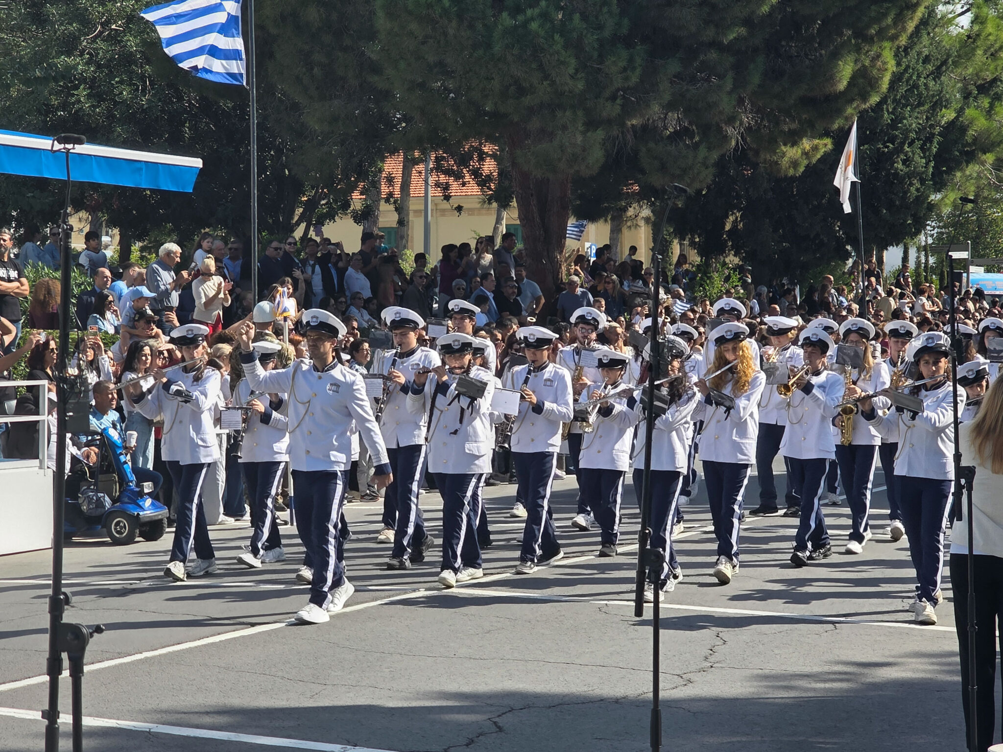 Παιδάκι λιποθύμησε και χτύπησε λίγο πριν την παρέλαση στην Πάφο, άμεση επέμβαση αστυνομικών