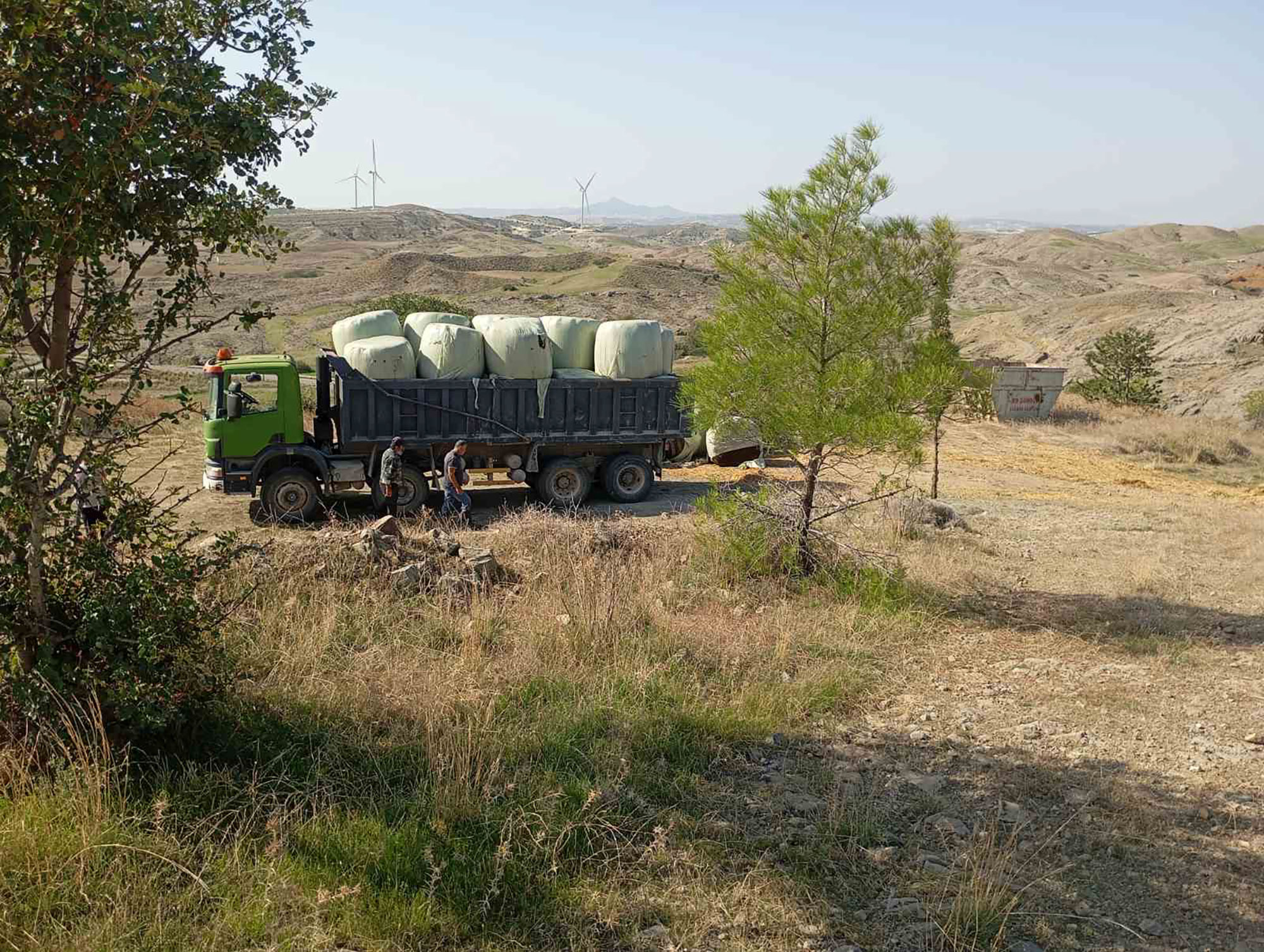 Κακός χαμός στους Τρούλλους: Κτηνοτρόφοι μπήκαν μπροστά με τα τρακτέρ να εμποδίσουν ταφή μολυσμένων μπάλων σανού