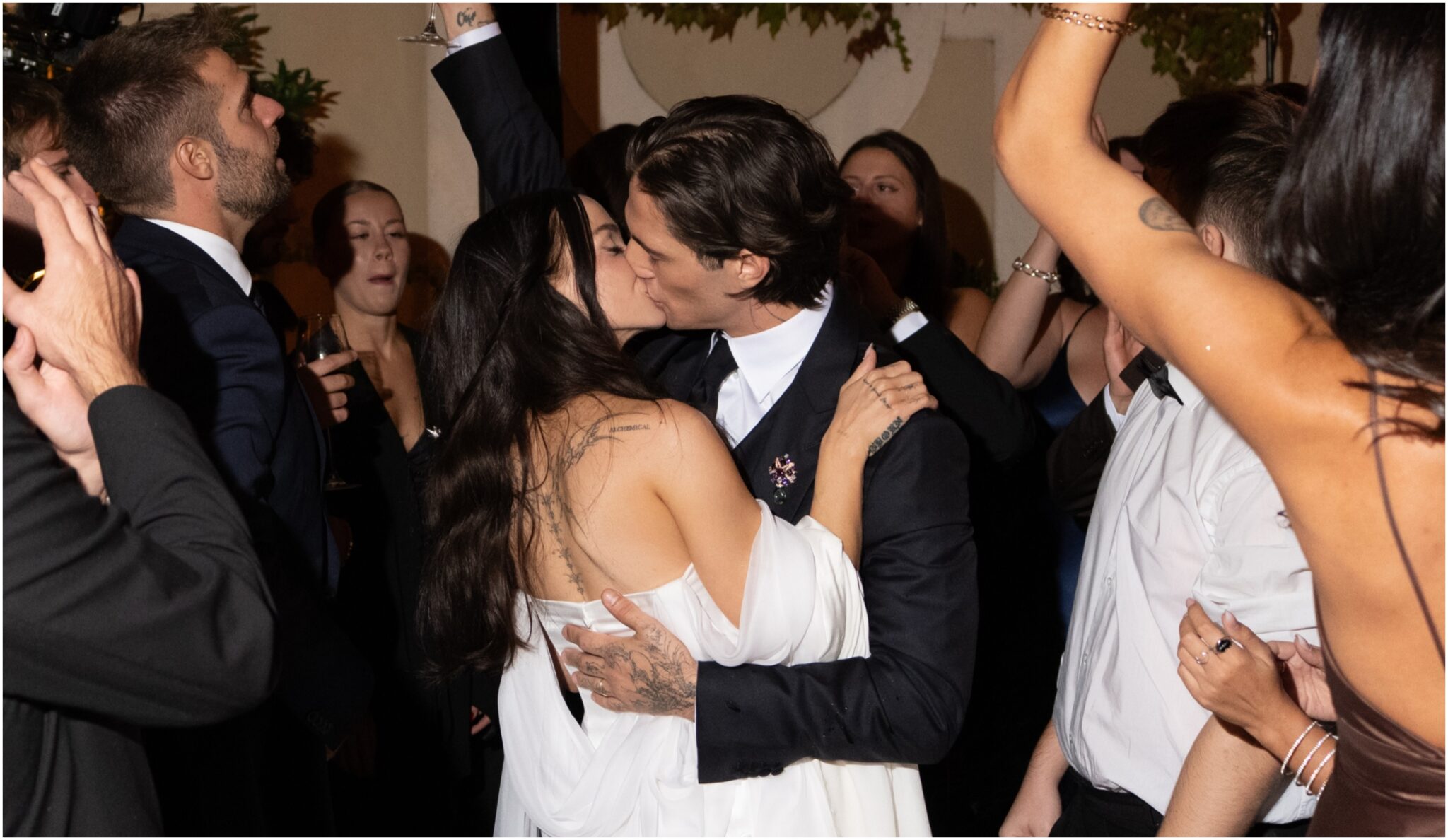 Damiano David & Dove Cameron: Μοιράστηκαν τις πρώτες φωτογραφίες από τον γάμο τους στην Τοσκάνη