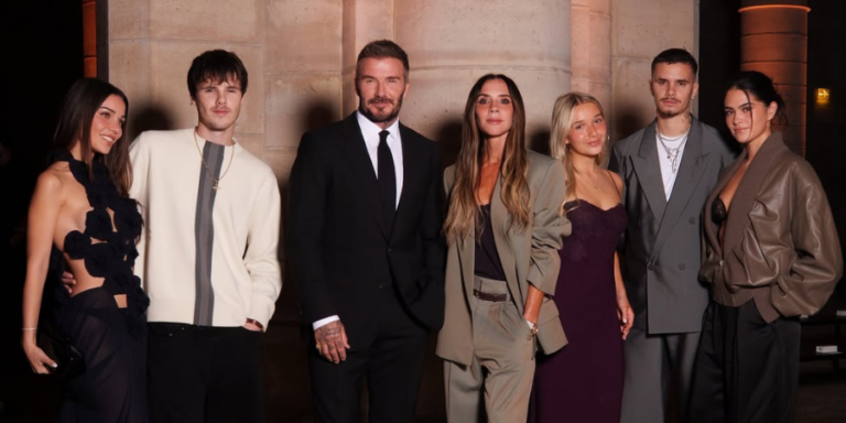 Victoria Beckham: Το εντυπωσιακό show στο Παρίσι, η οικογένεια στο front row και η απουσία του Brooklyn