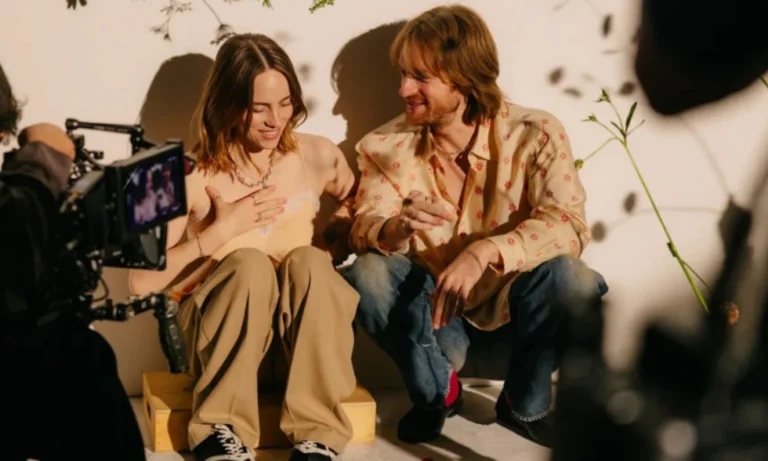 Billie Eilish: Αφήνει για λίγο τη μουσική και σχεδιάζει διαμαντένια κοσμήματα μαζί με τον αδελφό της