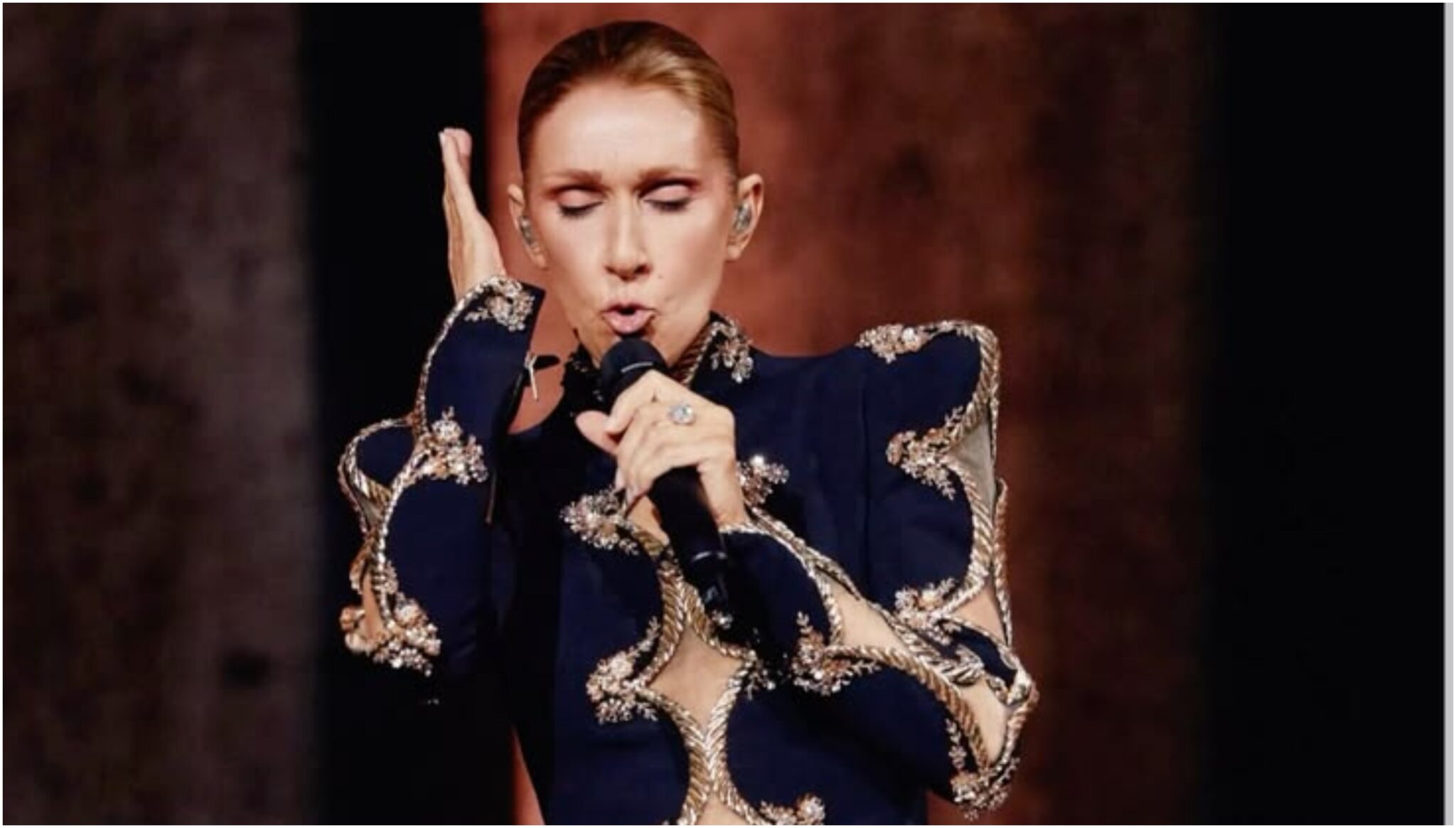 Celine Dion: Έπεσε στη σκηνή στο Παρίσι – Η αντίδρασή της μπροστά στους θεατές