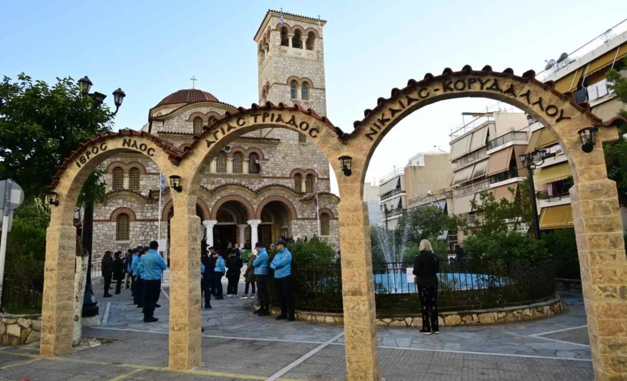 Μαζωνάκης: Πλήθος κόσμου στη Νίκαια για το 40ήμερο μνημόσυνο – Ραγίζουν καρδίες οι φωτογραφίες