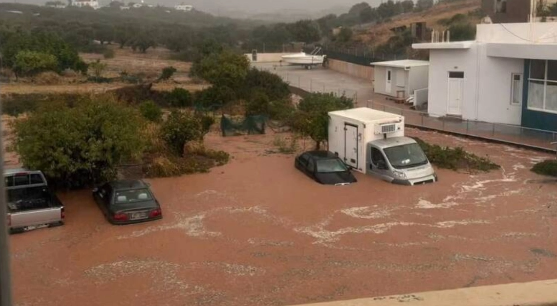 Η κακοκαιρία «χτύπησε» την Κρήτη: Ένας νεκρός, ποτάμια λάσπης οι δρόμοι και μεγάλες καταστροφές