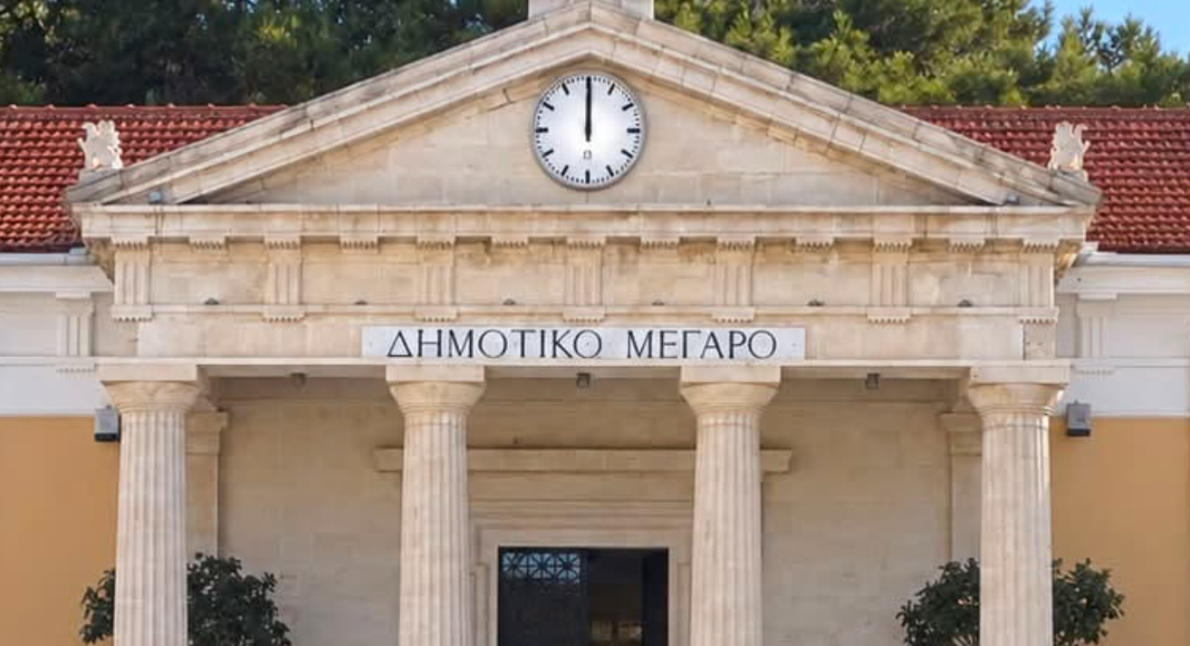 Ξανά στη θέση του το ρολόι του Δημοτικού Μεγάρου Πάφου