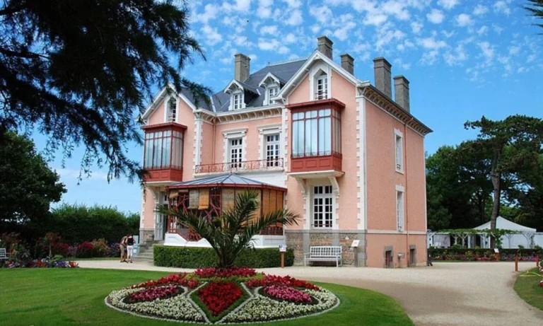 Villa Les Rhumbs: Η ροζ έπαυλη που γέννησε τον κόσμο του Christian Dior