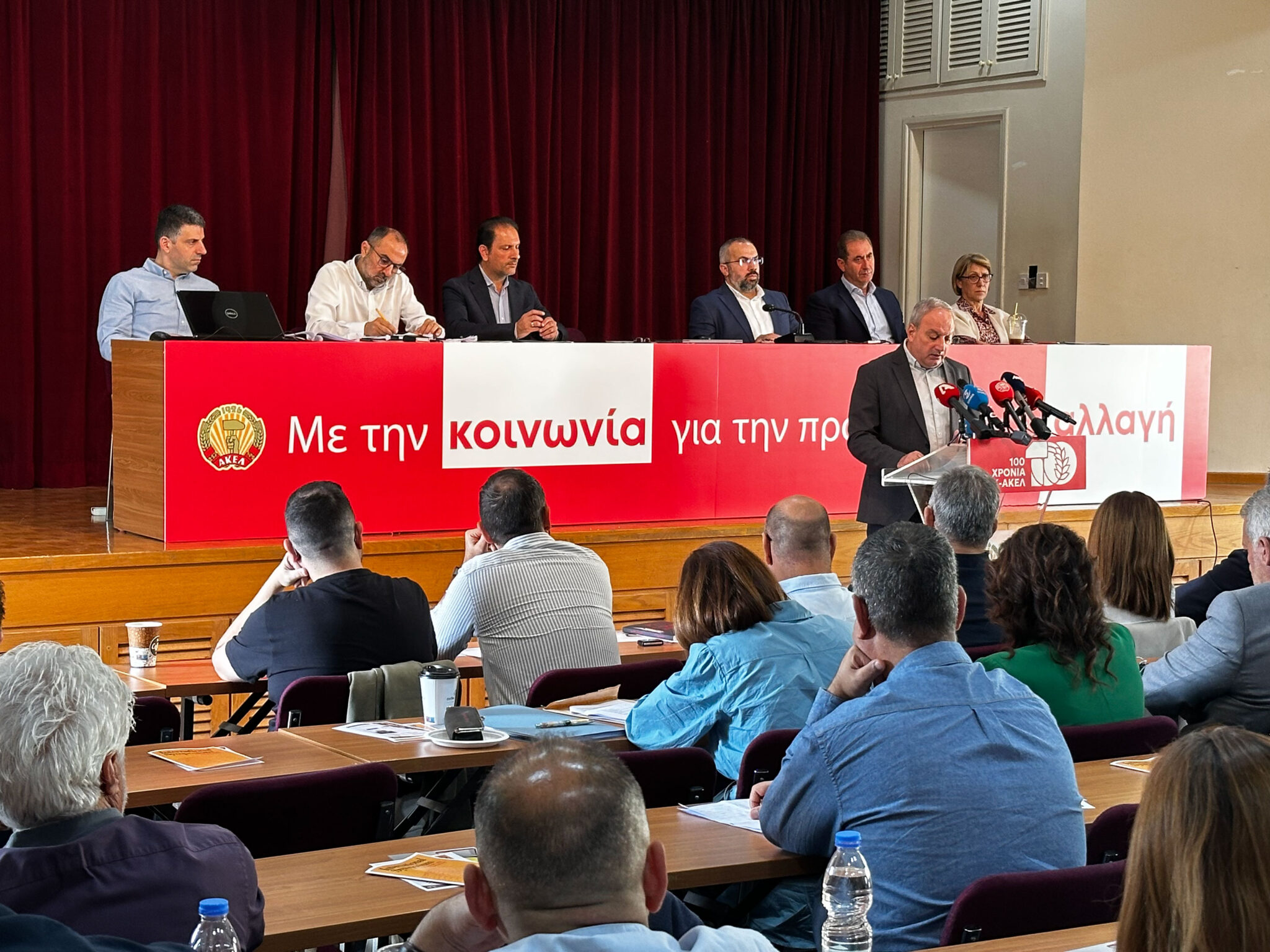 «Εμείς δεν αποφασίζουμε σε ψαροταβέρνες»: Οι επτά άξονες ΑΚΕΛ και ποιον δεν αποκλείει για τις Προεδρικές