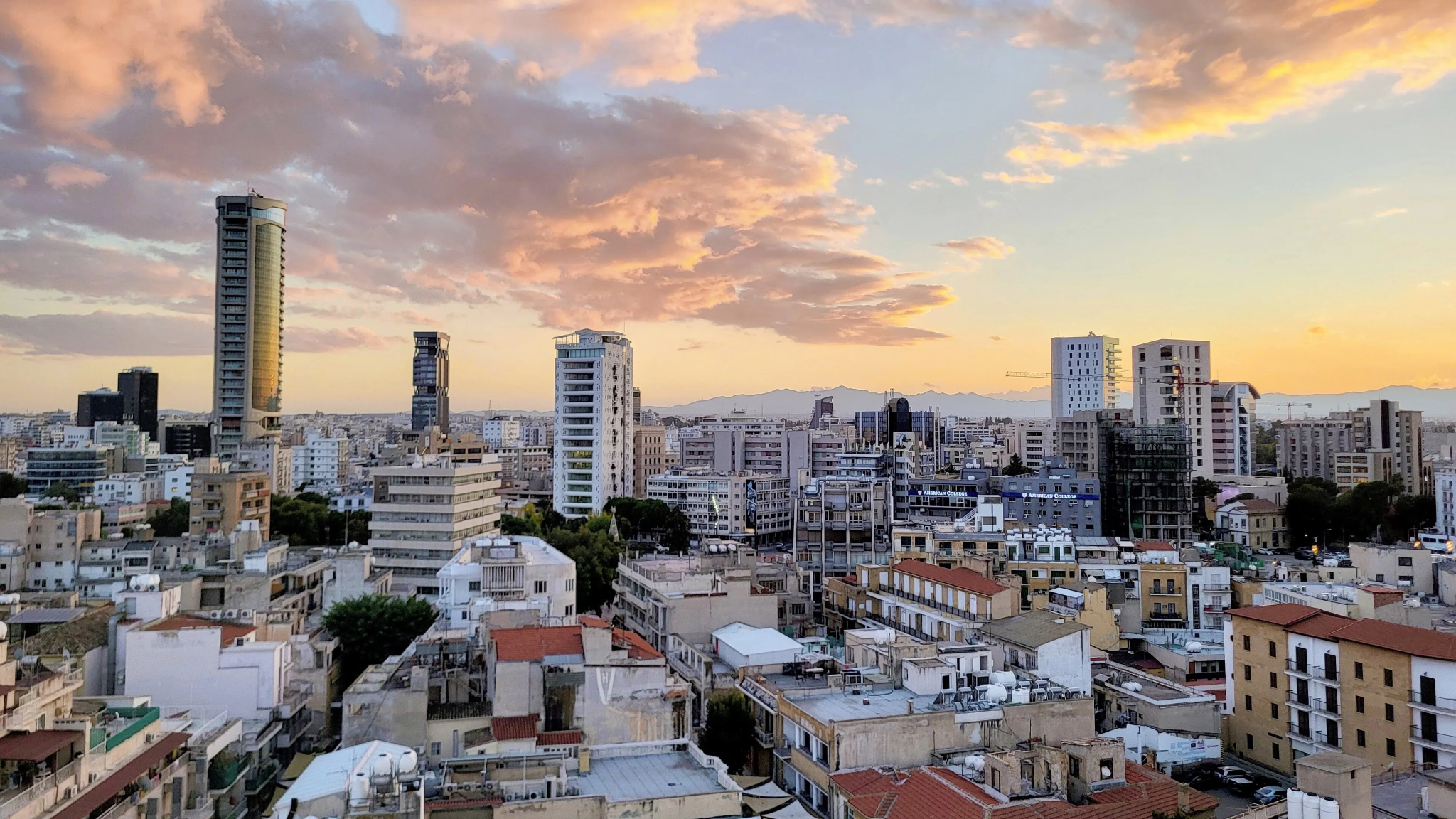 Ακίνητα πολλών ταχυτήτων: Πώς διαμορφώνεται η αγορά, ποιοι αγοράζουν και πού (ΠΙΝΑΚΕΣ)