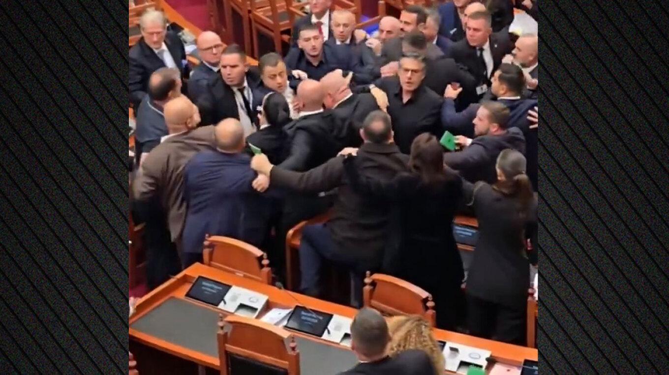 Σε ρινγκ μετατράπηκε το αλβανικό Κοινοβούλιο: Αγριο ξύλο μεταξύ βουλευτών (ΒΙΝΤΕΟ)