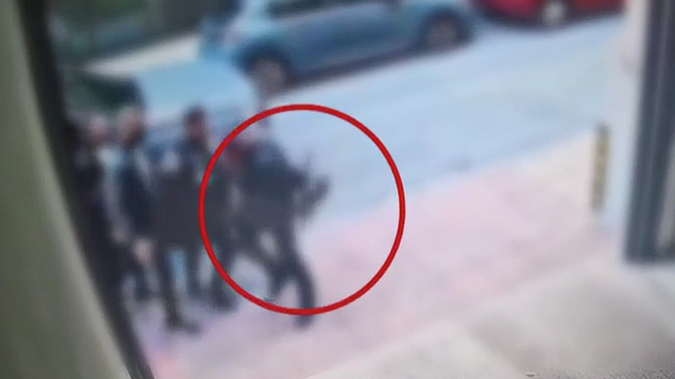 Αστυνομικός στη Θεσσαλονίκη πέταξε γιλέκο, γκλομπ και όπλο για να διαπληκτιστεί με πολίτη