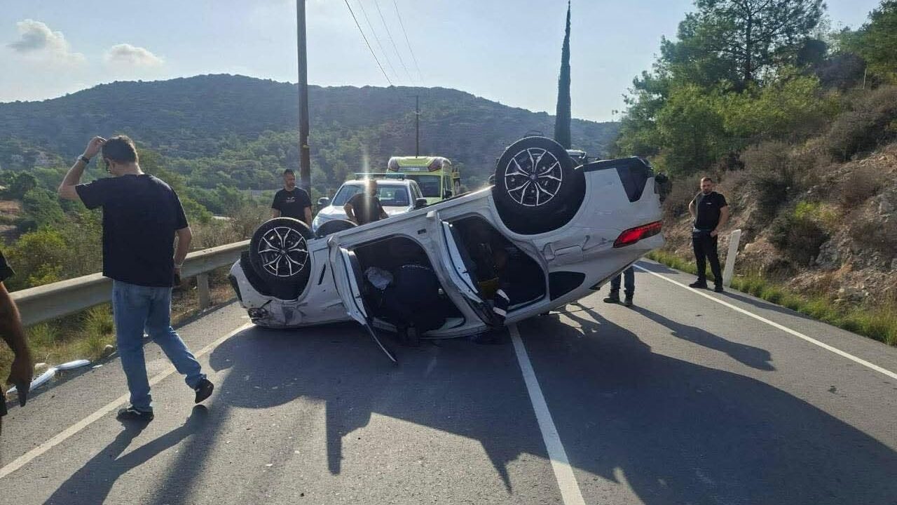 Δραματικές ώρες για γυναίκα: Ανατράπηκε το όχημα που οδηγούσε και εγκλωβίστηκε στα συντρίμμια