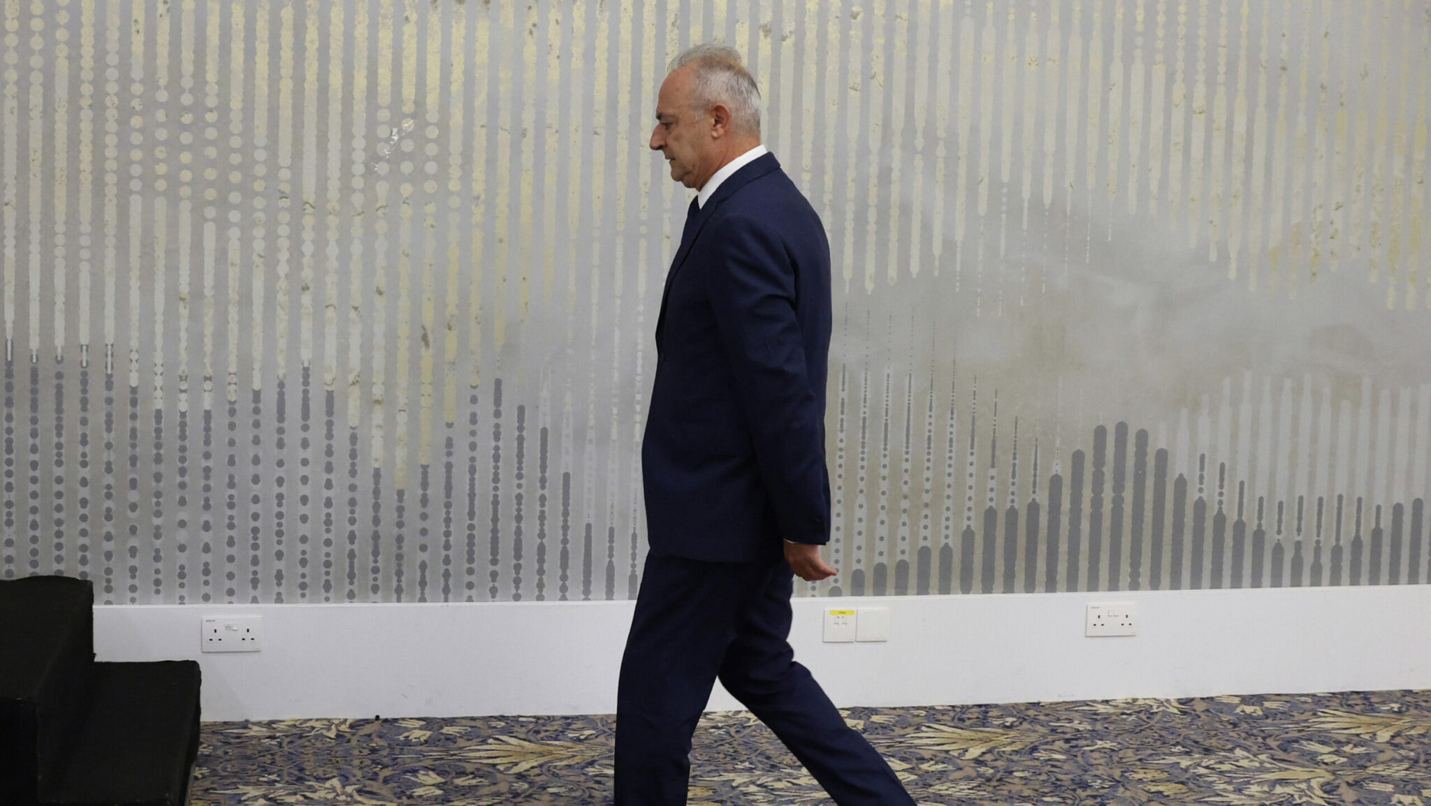 Πάει στην Πινδάρου ο Αβέρωφ Νεροφύτου για να καταθέσει τις 500 υπογραφές