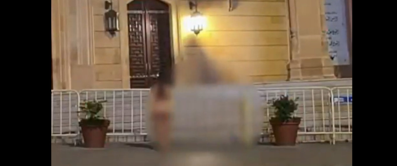 Σάλος στη Βηρυτό για ημίγυμνη γυναίκα μπροστά από τέμενος, έκανε live στο TikTok