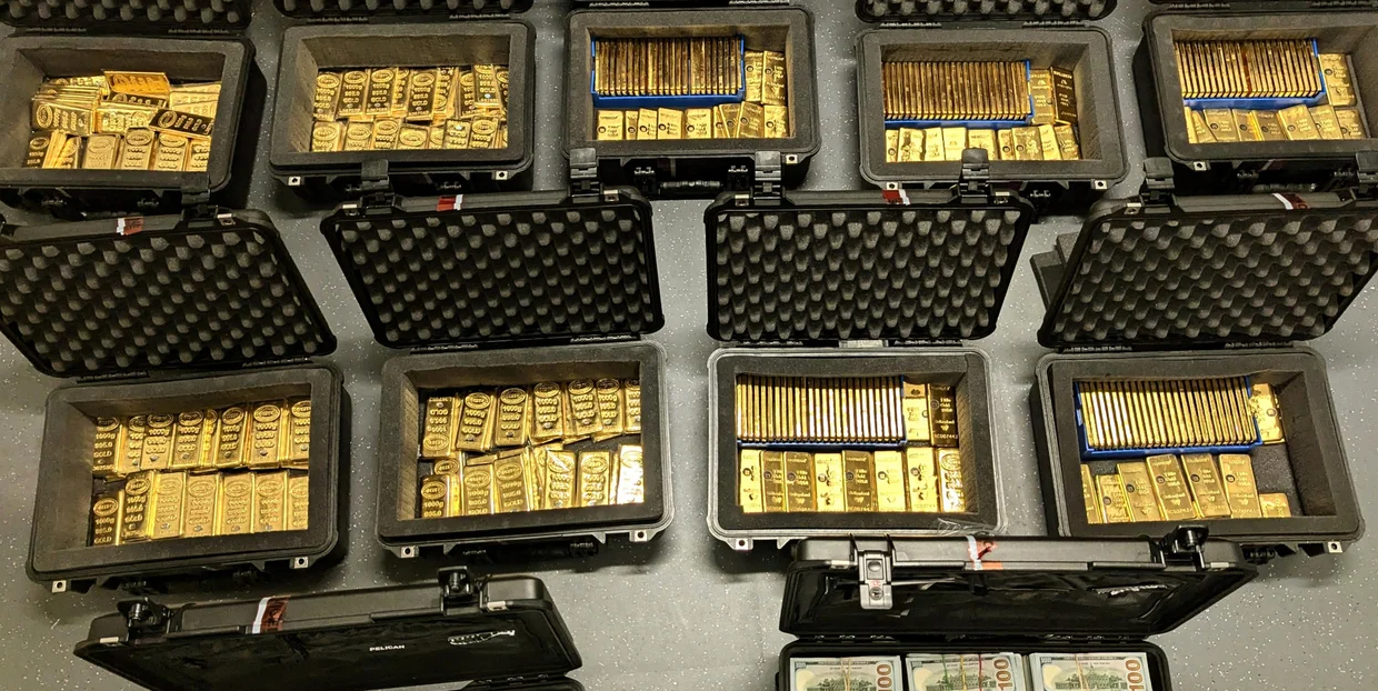 Πρώην στέλεχος της CIA έκρυβε 300 ράβδους χρυσού και 2 εκατ. δολάρια στο σπίτι του