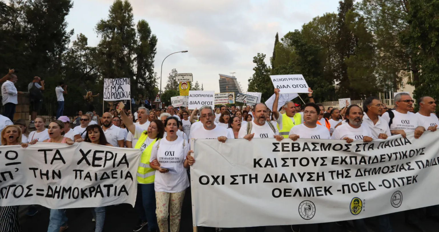 «Ζήτημα αξιοπρέπειας»: Κανονικά έξω από το Προεδρικό οι εκπαιδευτικοί, γιατί δεν τους άρεσε η νέα πρόταση ΥΠΑΝ