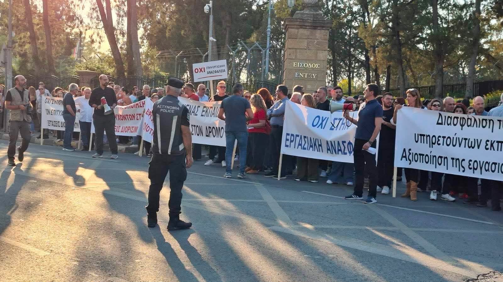 «Όχι στην εργασιακή ανασφάλεια»: Έξω από το Προεδρικό οι εκπαιδευτικοί, στα άκρα η σύγκρουση με ΥΠΑΝ (ΦΩΤΟ)
