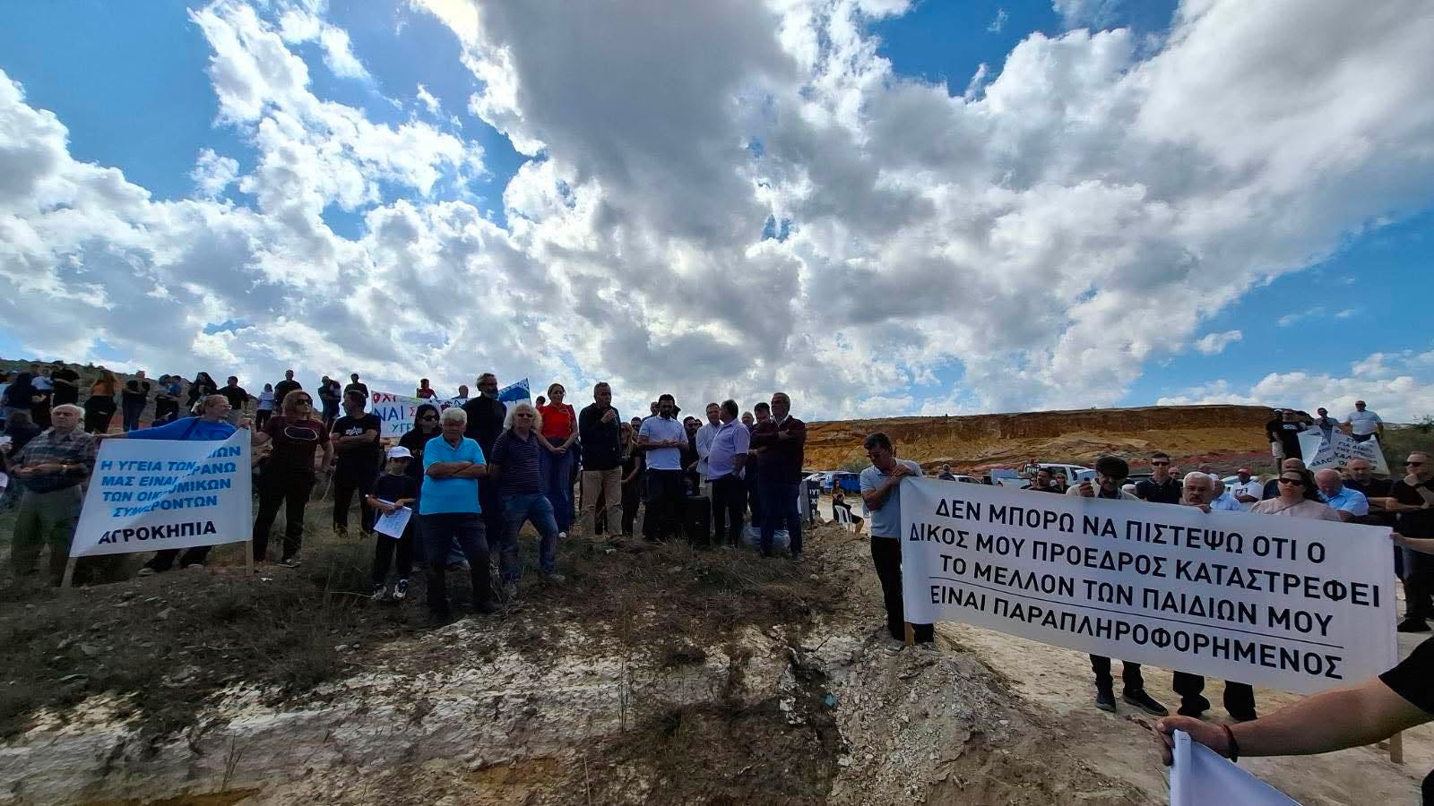 Διαμαρτυρία για το ασφαλτικό στο Μιτσερό: «Ο δικός μου Πρόεδρος καταστρέφει το μέλλον των παιδιών μου» (ΦΩΤΟ)