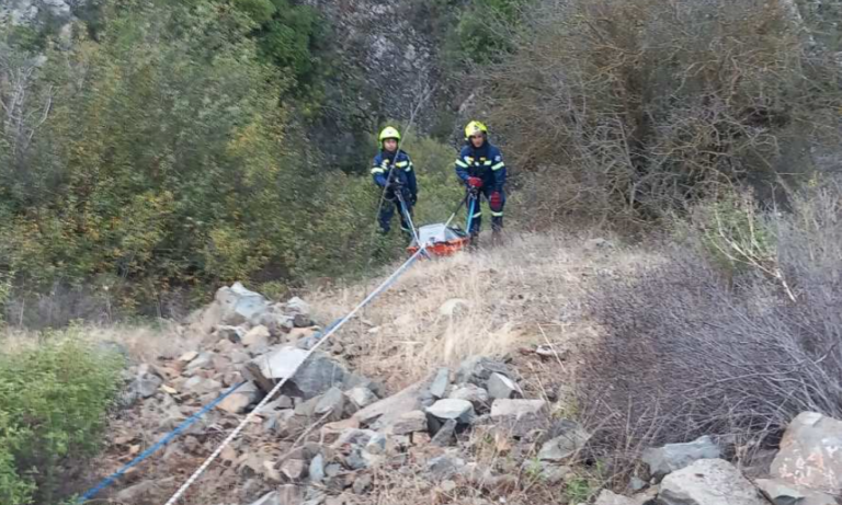 ΦΩΤΟ: Γυναίκα εγκλωβίστηκε σε φαράγγι βάθους 40 μέτρων, στήθηκε επιχείρηση διάσωσης