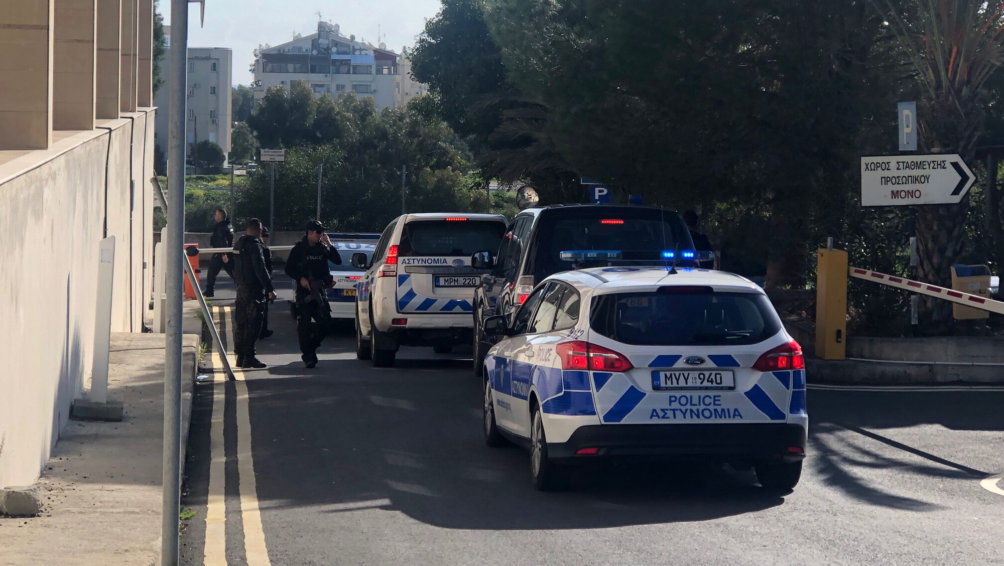 «Χτενίζουν» τη Λάρνακα για τον 18χρονο δραπέτη: Πως κατάφερε ν’ αποδράσει από την κλούβα της Αστυνομίας έξω απο το δικαστήριο