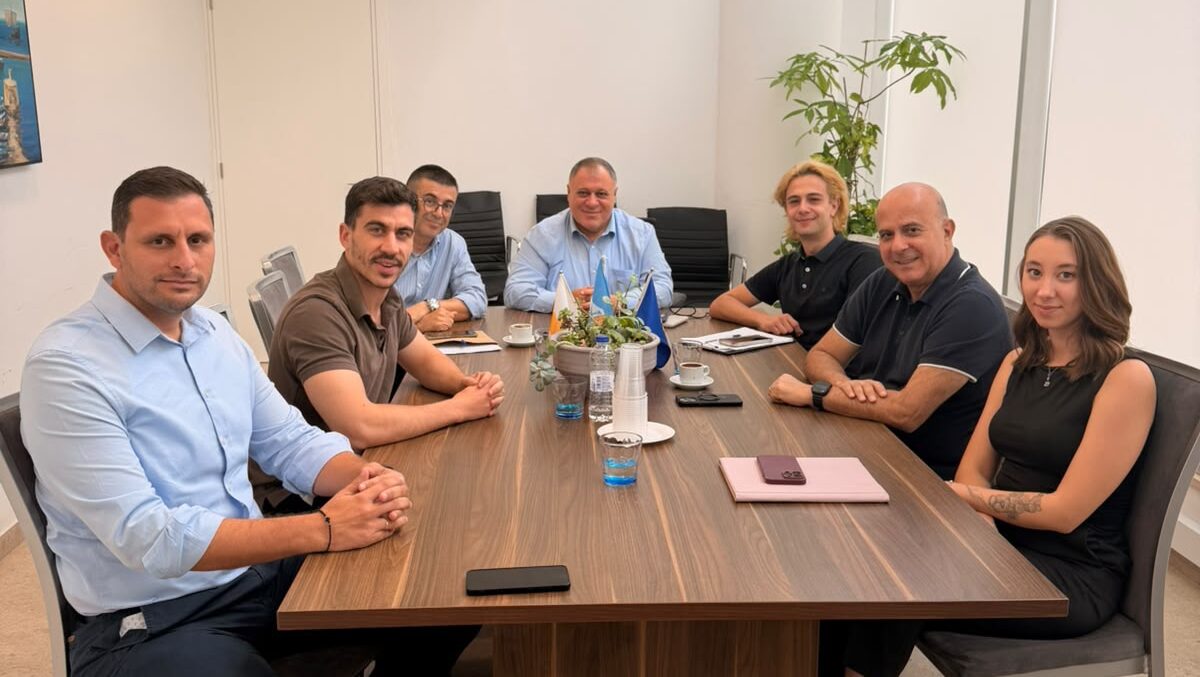 Ο Κάρογιαν δίνει στον Φειδία προτάσεις που έχει επεξεργαστεί για να τις αξιοποιήσει στη Βουλή