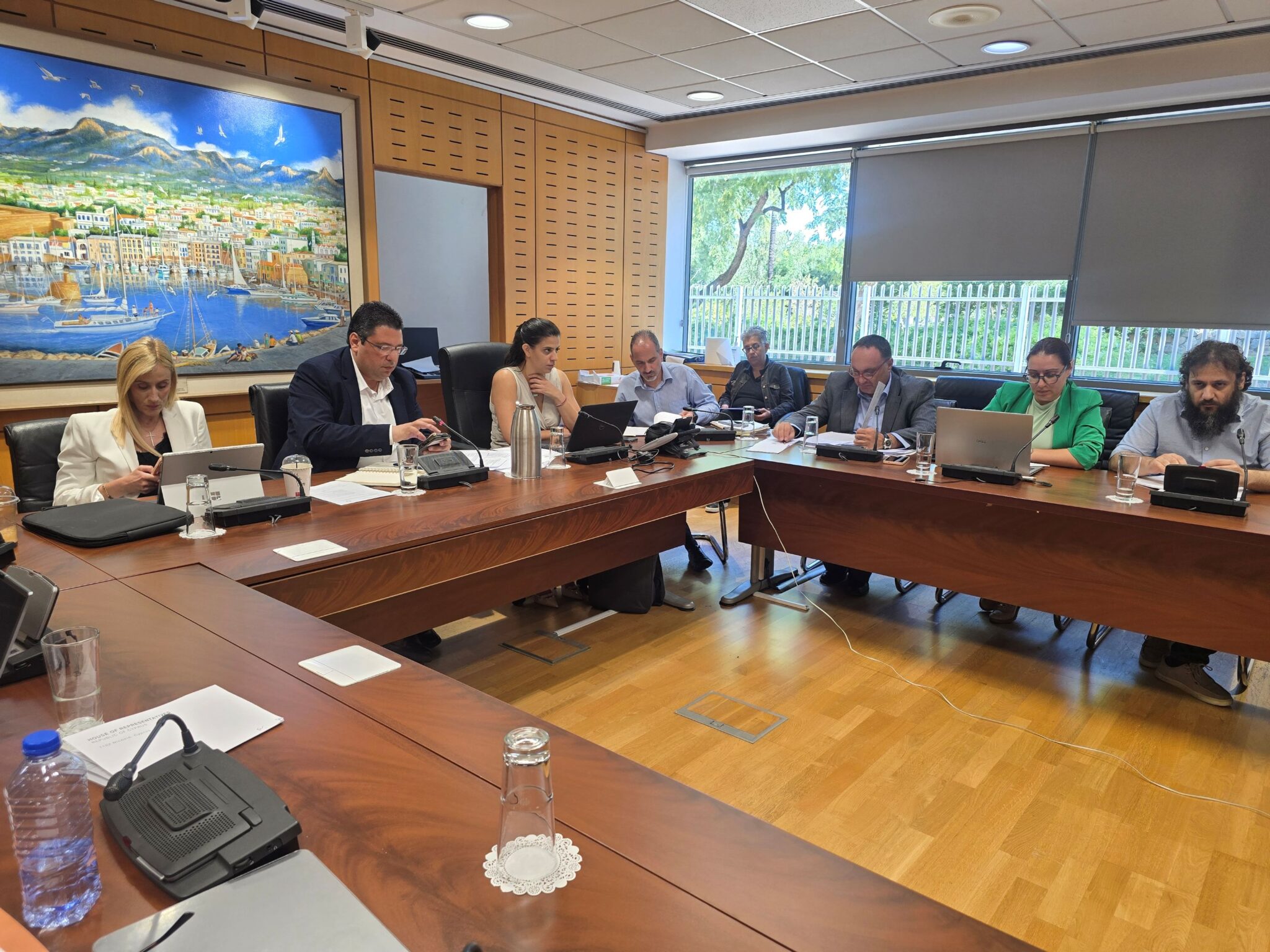 «Αποδεκτά τα όρια των σημερινών τιμών καυσίμων» λέει η Υπηρεσία Προστασίας Καταναλωτή, αντιδράσεις από βουλευτές