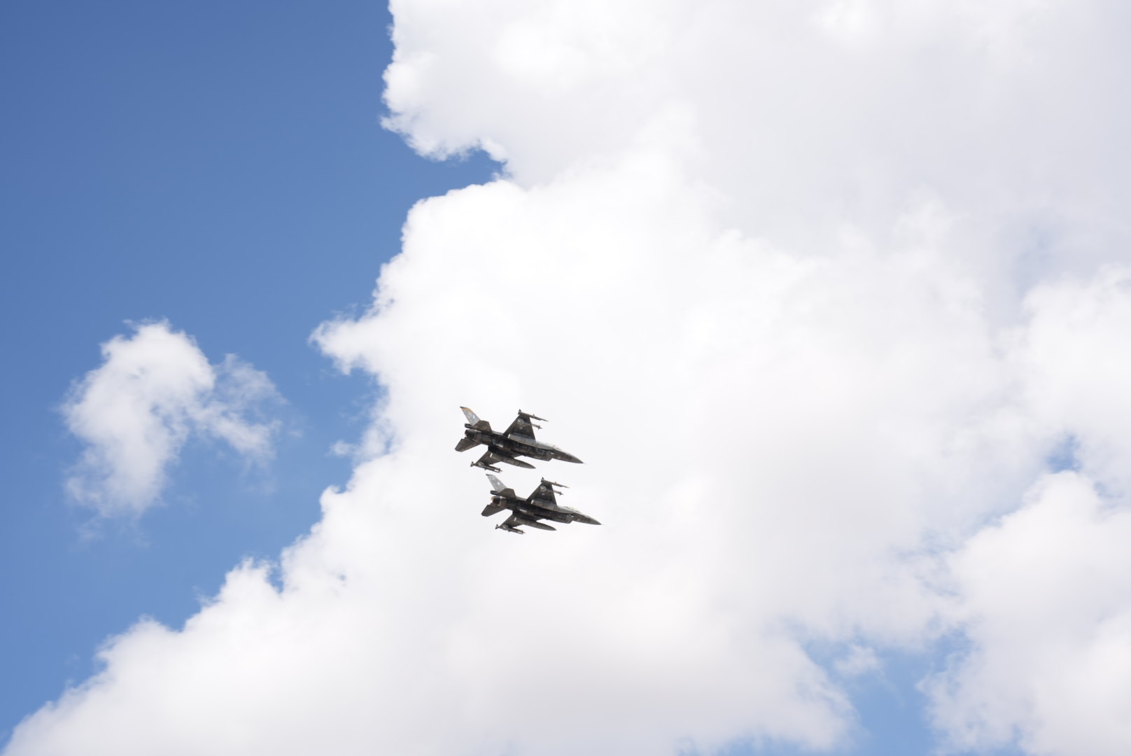 «Αετοί» στον κυπριακό ουρανό: Τα ελληνικά F-16 Viper πέταξαν πάνω από την παρέλαση (ΒΙΝΤΕΟ)