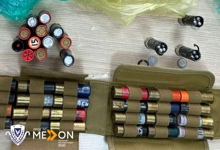 ΦΩΤΟ: Βρήκαν δεκάδες φυσίγγια και νεκρά θηράματα σε οικία στην Πάφο