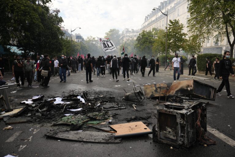 Επεισόδια, δακρυγόνα και 900 σχολεία υπό κατάληψη: Στους δρόμους εκατοντάδες χιλιάδες μαθητές στη Γαλλία (ΒΙΝΤΕΟ)