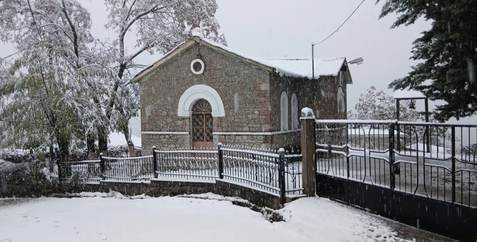 Εντυπωσιακές εικόνες: Στα λευκά βουνά της Στερεάς Ελλάδας