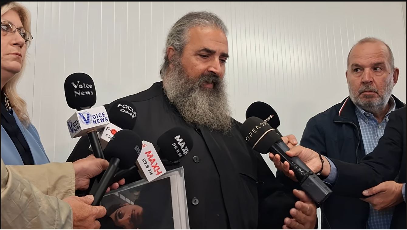 Με κρασί, έλαιο κι αρώματα: Ο ιερέας-πατέρας του Κυπριανού περιέγραψε πως φρόντισε τη σορό του γιου του για να εξαφανίσει τη μυρωδιά χημικών