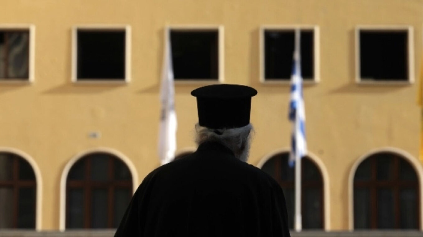 Στο αυτόφωρο ιερέας στα Γρεβενά  που συνελήφθη μετά από καταγγελία πρώην συντρόφου του για revenge porn
