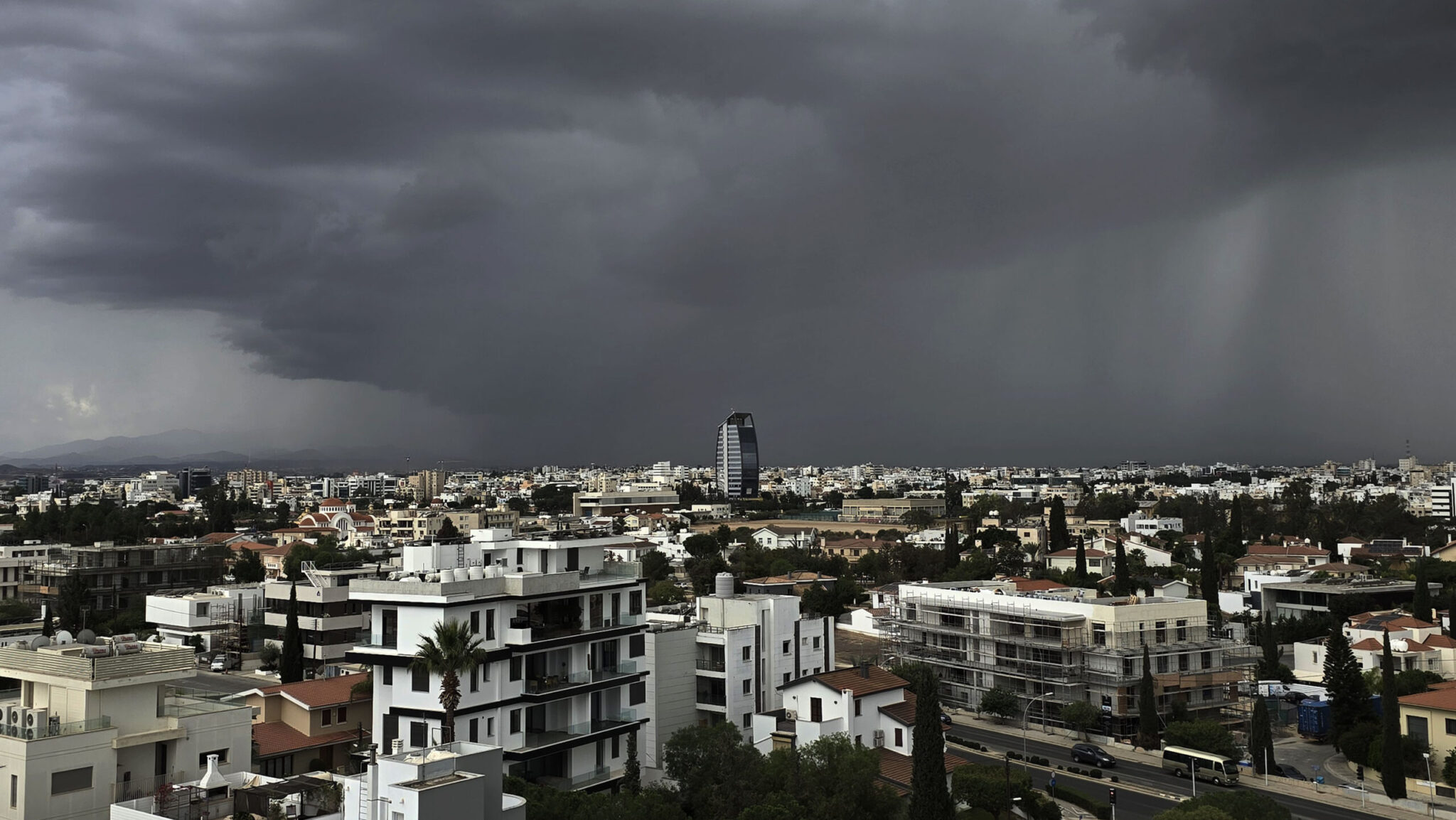Έρχεται κακοκαιρία με καταιγίδες και χαλάζι: Έντονα και παρατεταμένα φαινόμενα εκτιμά η Μετεωρολογική