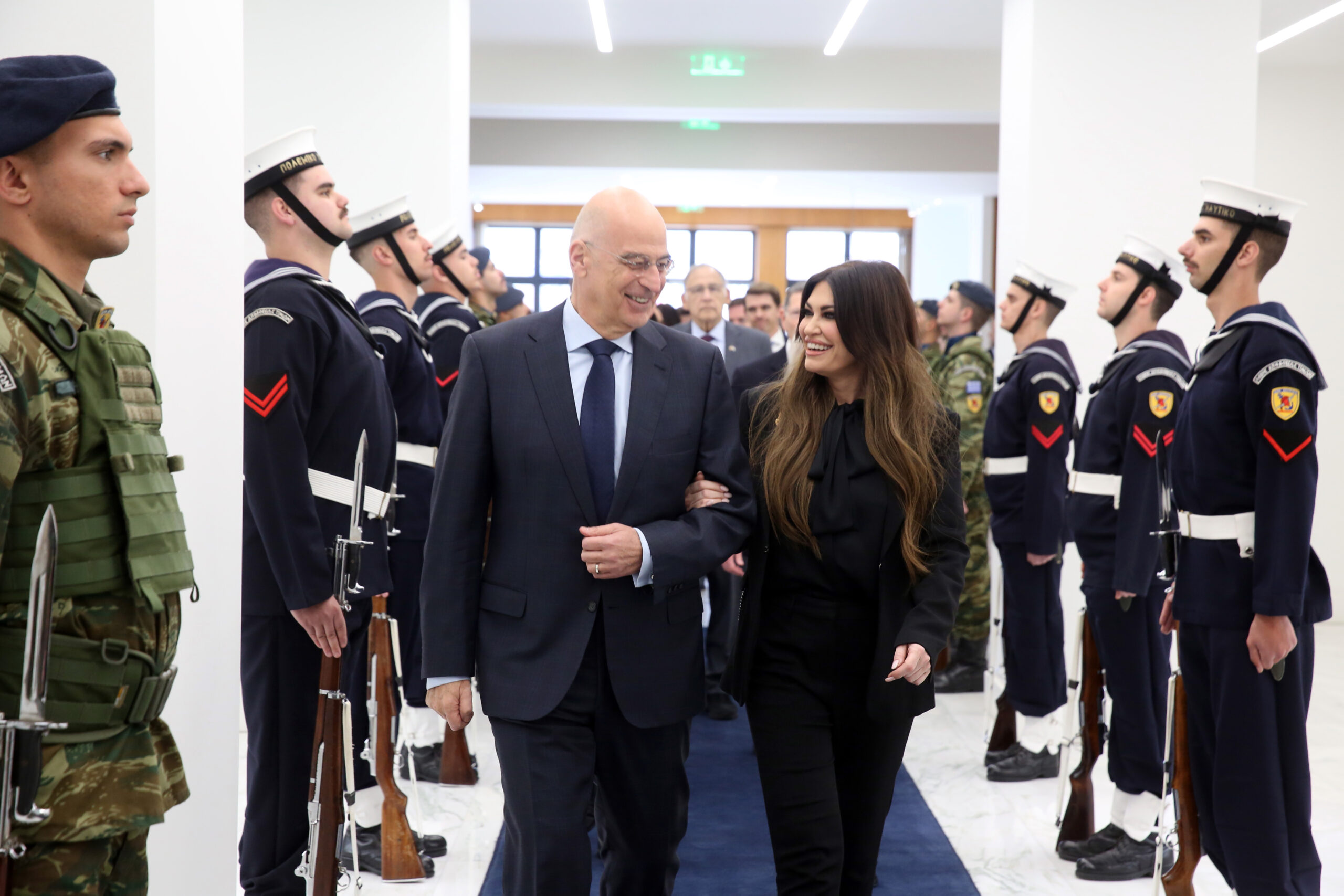 Η αποκαθήλωση της Κίμπερλι: Τι θα κάνουν όσοι έτρεξαν για μια selfie και γιατί ο Τραμπ δίνει «δωράκια» τις Πρεσβείες σε συγγενείς και φίλους