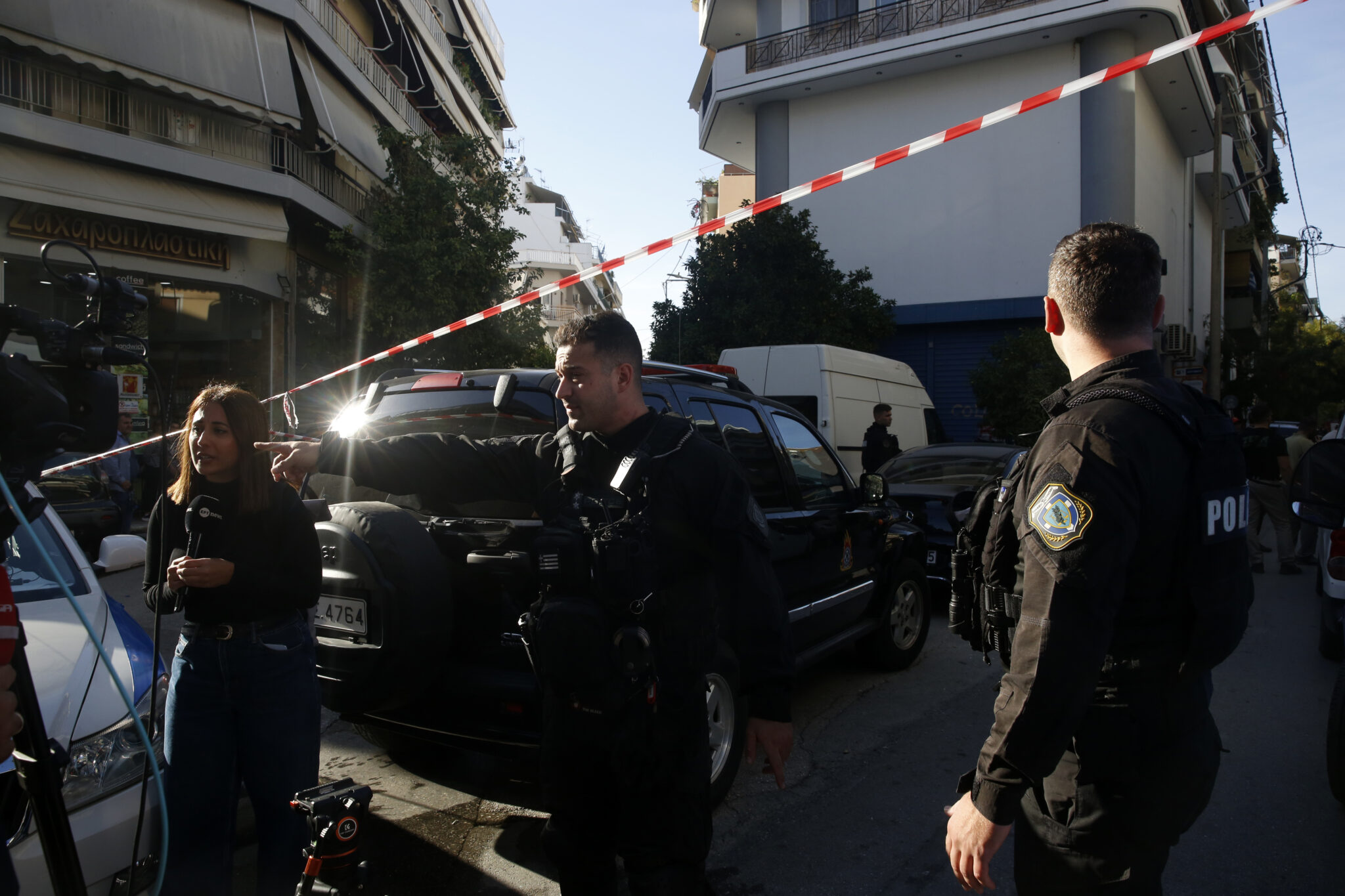 «Πήγαν να ανοίξουν ένα δέμα»: Εικόνες από την έκρηξη στον Κολωνό, αστυνομικοί ανάμεσα στους τραυματίες