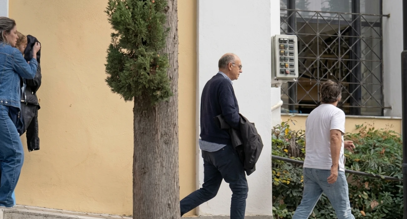 Με χειροπέδες αποχώρησαν από την Ευελπίδων Λιόλιος και Τσαρούχα (ΒΙΝΤΕΟ)