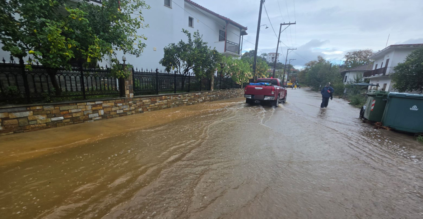 Σε κλοιό κακοκαιρίας: Αποκλεισμένοι δρόμοι-ποτάμια σε Σκιάθο και νότιο Πήλιο
