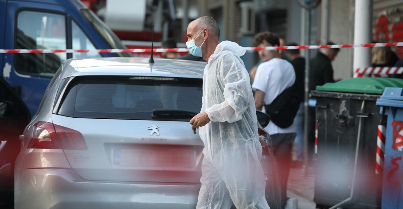 Πυροκροτητής, ναρκωτικά και ζυγαριά ακριβείας βρέθηκαν μετά την έκρηξη στον Κολωνό