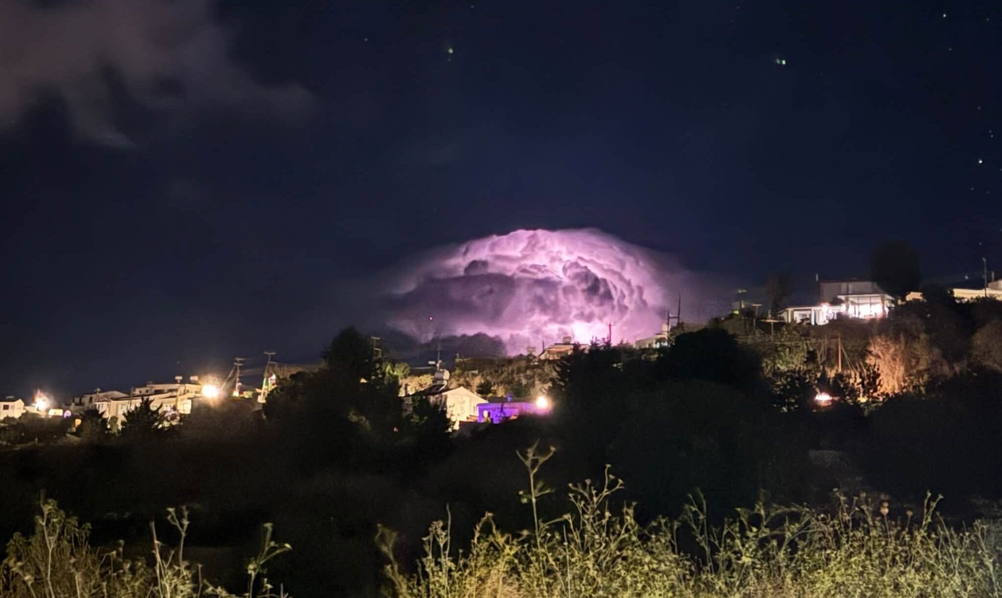 ΒΙΝΤΕΟ: Άστραψε και βρόντηξε η Κύπρος, εντυπωσιακές εικόνες από τους κεραυνούς στον νυχτερινό ουρανό