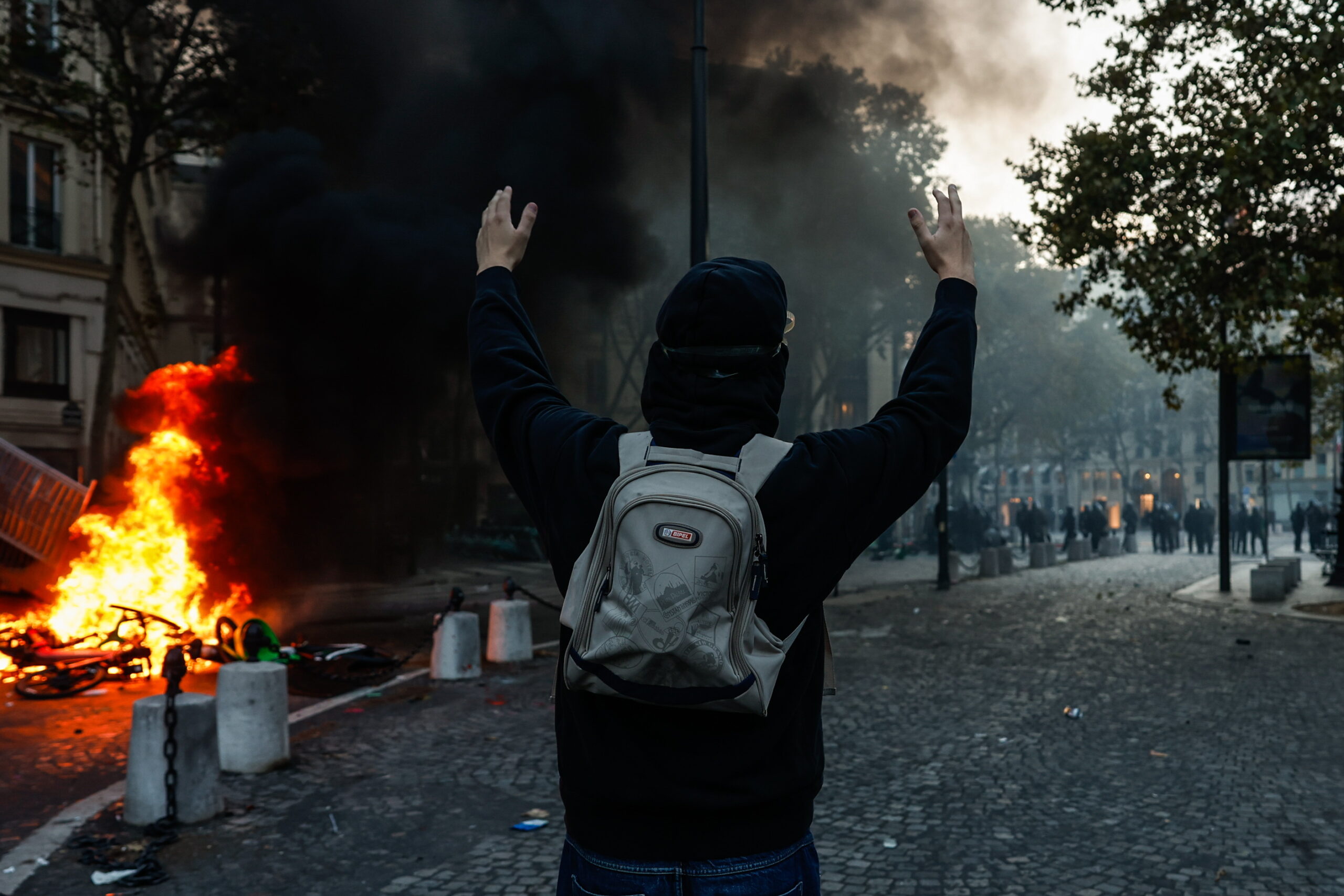 Πανευρωπαϊκό κύμα οργής: Που οφείλεται η αντίδραση των νέων και πως αντιμετωπίζεται από τις κυβερνήσεις