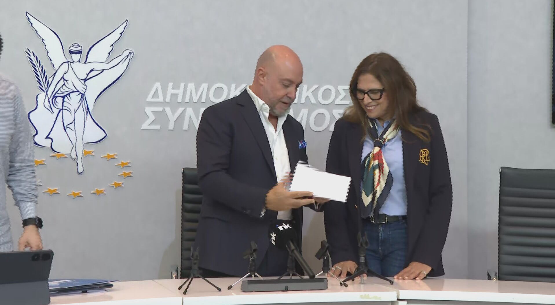 ΒΙΝΤΕΟ: Με συνοδό τη Γαλάτεια υπέβαλε υποψηφιότητα ο Παμπορίδης, «προσυπόγραψε» την ενότητα που διακύρηξε ο Αβέρωφ