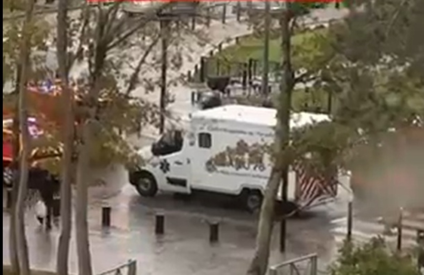 Τουλάχιστον ένας νεκρός και τέσσερις τραυματίες σε περιστατικό με πυροβολισμούς σε προάστιο του Παρισιού