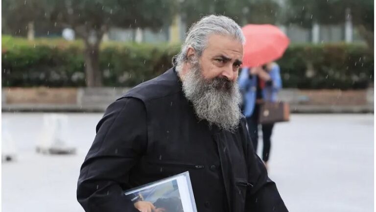 «Ποιος διέταξε να μην μπορώ να δω το παιδί μου;»: Η συγκλονιστική κατάθεση του πατέρα Χριστόδουλου για τον Κυπριανό στη δίκη των Τεμπών