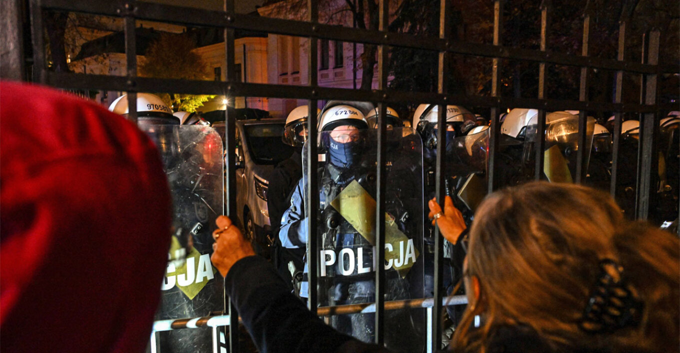 Σκηνικό κρίσης στην Πολωνία: Αστυνομία και καταγγελίες για «πραξικόπημα» στο Συνταγματικό Δικαστήριο
