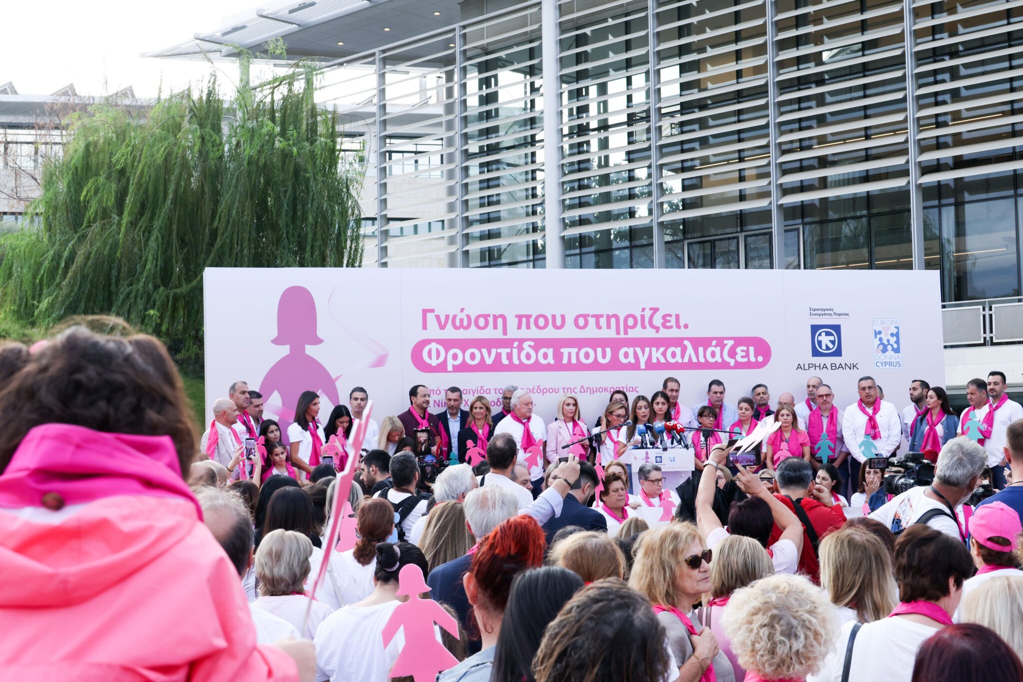 Μια φωνή, ηχηρά μηνύματα: Ντύθηκε στα ροζ η Λευκωσία, πλήθος κόσμου στην πορεία της Europa Donna (ΦΩΤΟ)