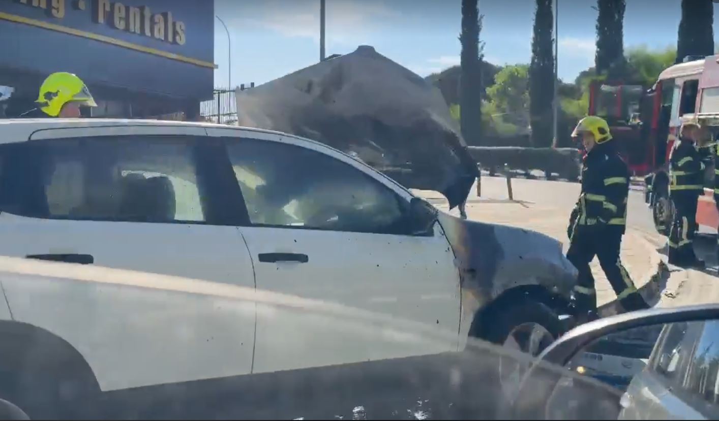 ΒΙΝΤΕΟ: Τυλίχθηκε στις φλόγες όχημα εν κινήσει στη Λευκωσία