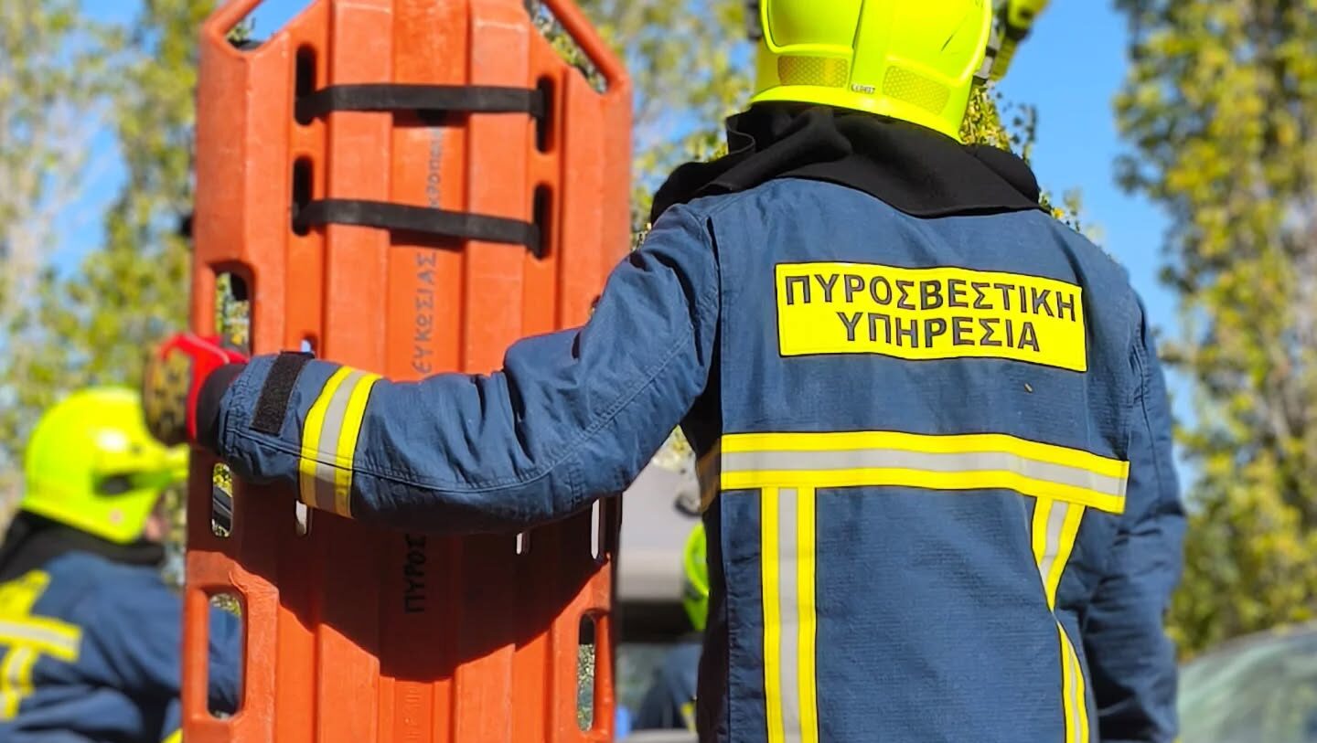 Δραματικές στιγμές για γυναίκα οδηγό: Προσέκρουσε στα κάγκελα βεράντας κι εγκλωβίστηκε στα συντρίμμια