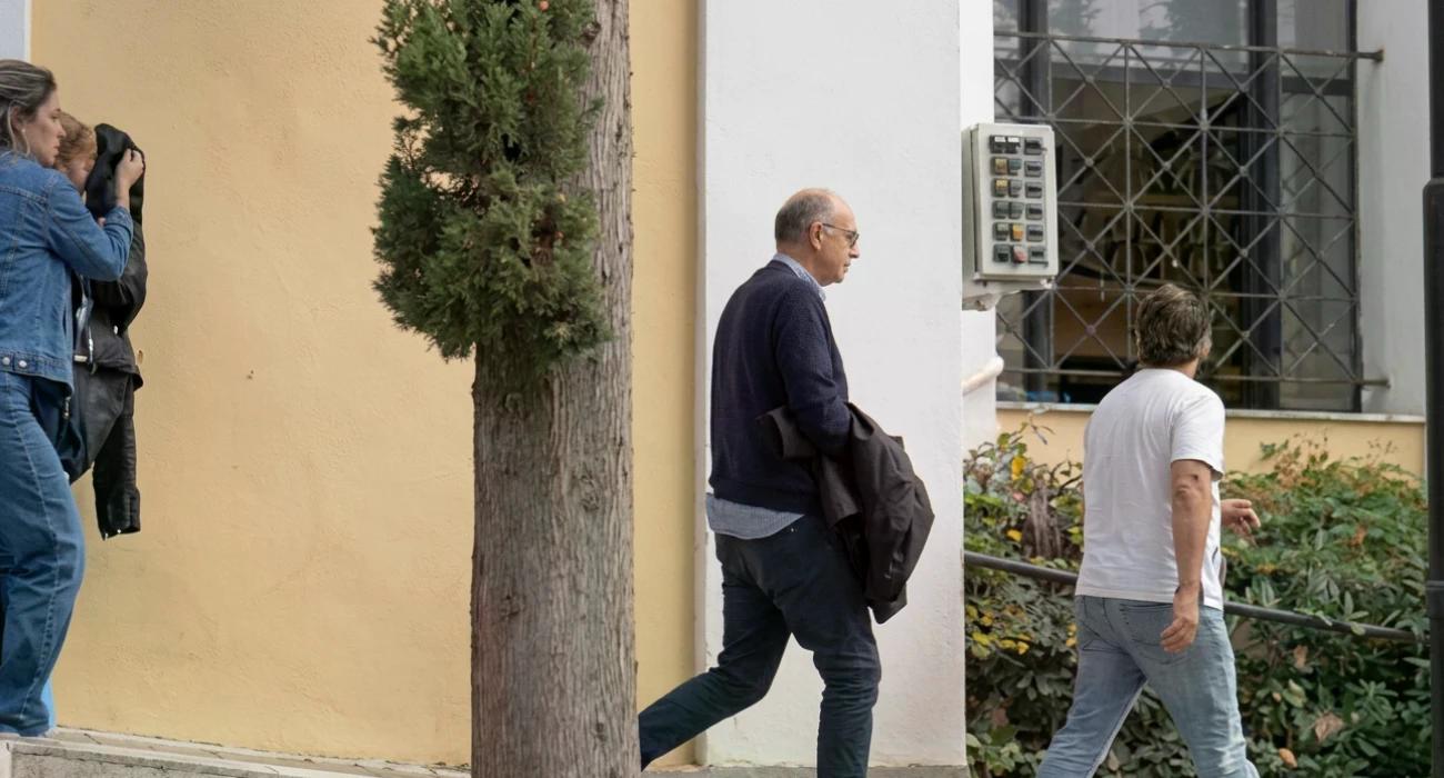Με χειροπέδες αποχώρησαν από την Ευελπίδων Λιόλιος και Τσαρούχα (ΒΙΝΤΕΟ)